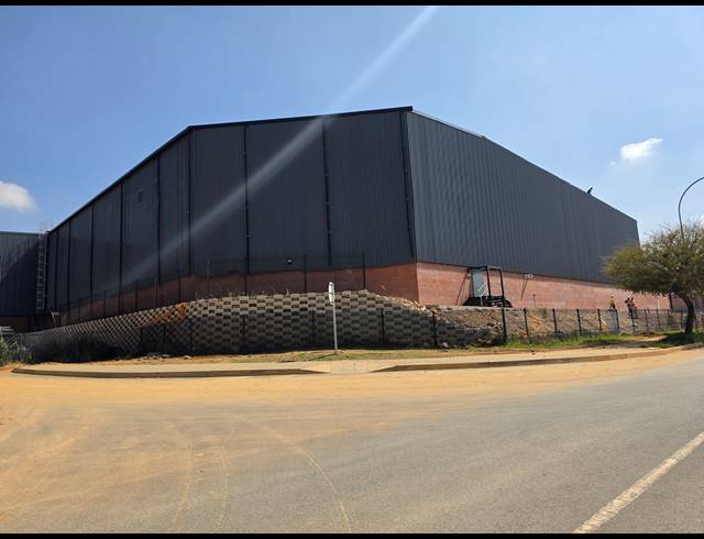 2,776M² WAREHOUSE TO LET IN GOSFORTH PARK